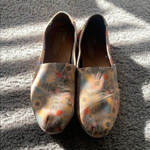 Toms in floral print